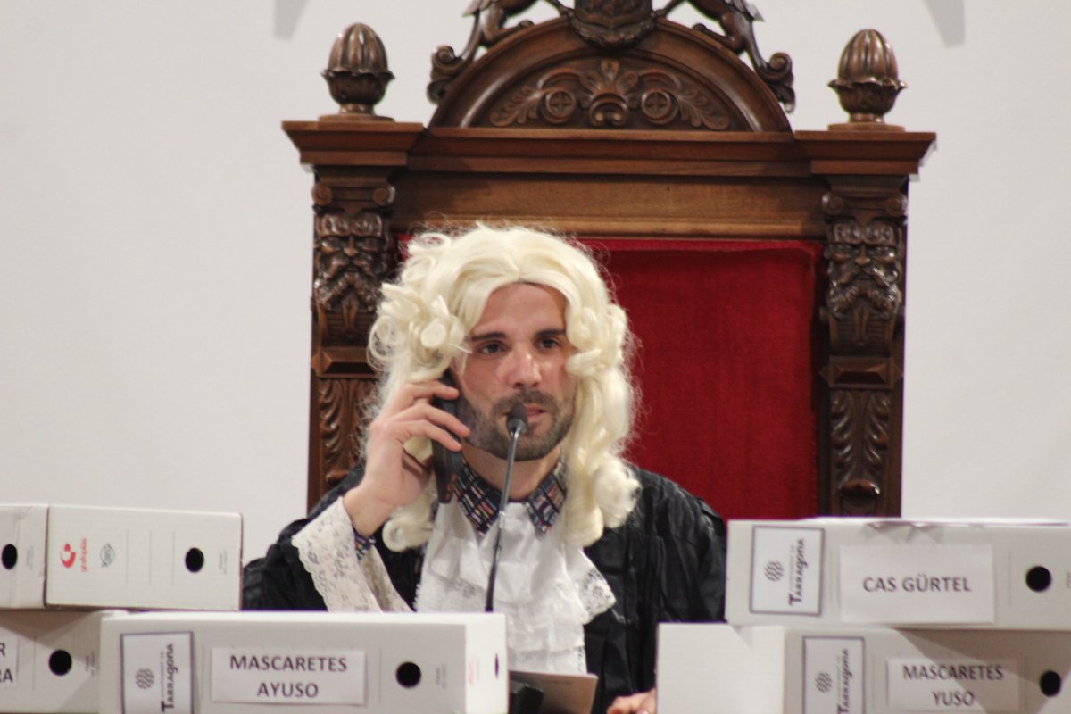 EnComuPodemTGN's tweet photo. Aquesta tarda hem assistit un any més al Judici del Rei Carnestoltes de #Tarragona 🎭🔥

Humor, sàtira i crítica a la Plaça de la Font en un dels actes més emblemàtics del Carnaval.

Grans @Collalabota! 

#CarnavalTGN https://t.co/okXTeLfY6o