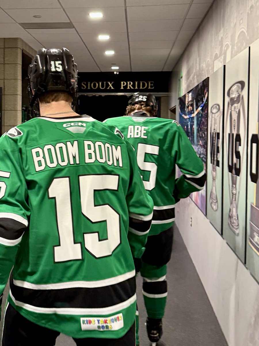 TheREA's tweet image. Don't miss out on Hollywood, Boom Boom, Lil' E &amp;amp; the rest of the UND Hockey's Kids Takeover jerseys worn during warmups this past Friday night! They include each player's childhood nickname &amp;amp; proceeds benefit UND Hockey NIL.
🚨BIDDING ENDS 9 PM TONIGHT  at pd.undalumni.org/jersey