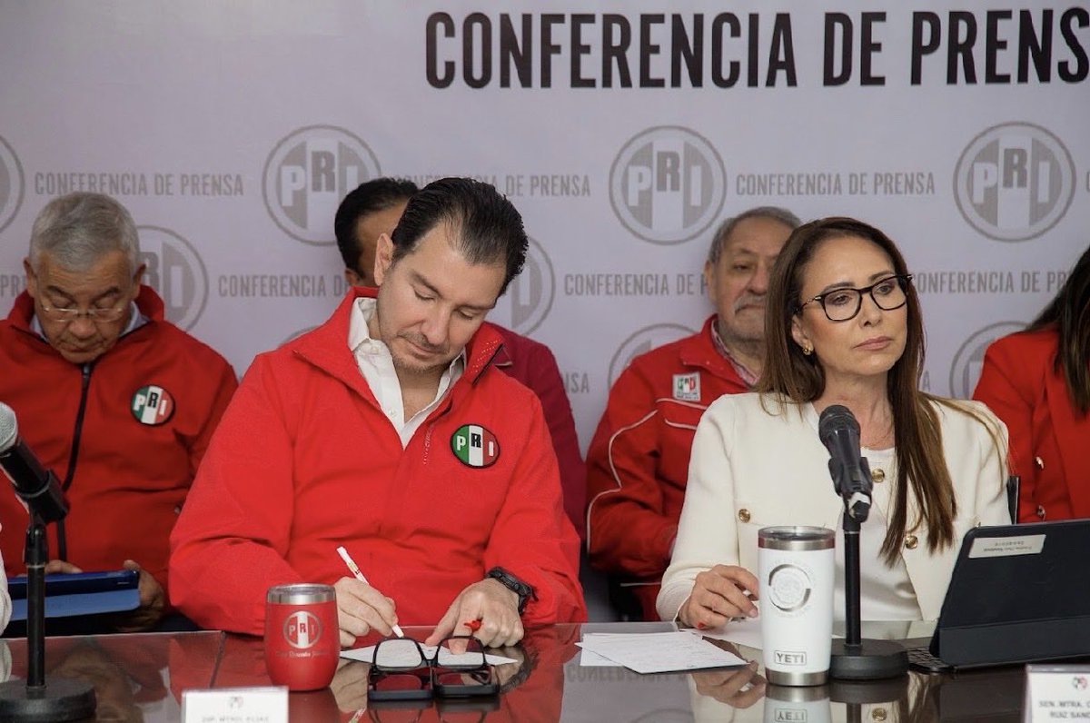 DipPRIedomex's tweet photo. 📍 Conferencia de prensa | @priedomex 

Abordamos temas que no pueden esperar:

🎗️ Cáncer infantil
Señalamos el abandono ante la falta de medicamentos oncológicos. La salud debe garantizarse, no prometerse.

🌫️ Hoy No Circula en Toluca y Tianguistenco
Los datos muestran que no hubo mejora en la calidad del aire:

📊 Enero 2025
PM10: 28 días fuera de norma
PM2.5: 24 días fuera de norma

📊 Enero 2026
PM10: 27 días fuera de norma
PM2.5: 31 días fuera de norma

¡La contaminación no disminuyó!

🚖 Transporte público (taxi)
Se informaron avances en la propuesta sobre licencias para el sector.

Seguimos señalando lo que no funciona y proponiendo soluciones viables.

#ConferenciaDePrensa #EstadoDeMéxico #Salud #MedioAmbiente #Transporte
