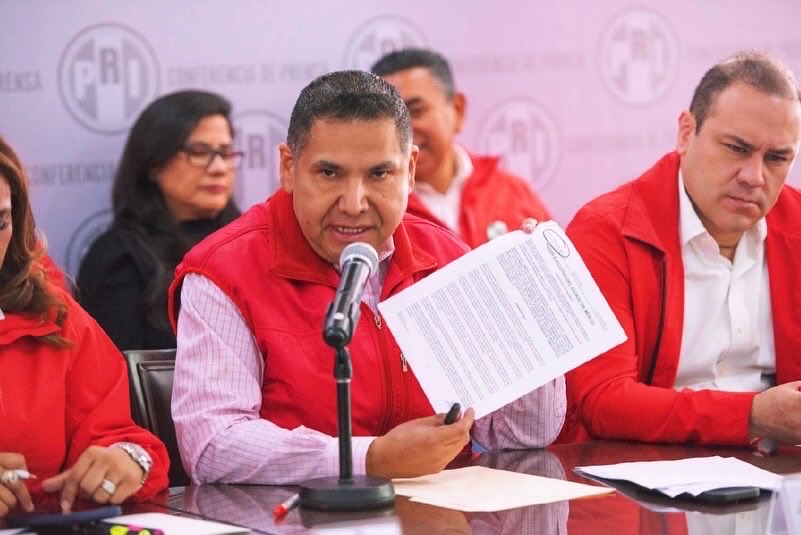DipPRIedomex's tweet photo. 📍 Conferencia de prensa | @priedomex 

Abordamos temas que no pueden esperar:

🎗️ Cáncer infantil
Señalamos el abandono ante la falta de medicamentos oncológicos. La salud debe garantizarse, no prometerse.

🌫️ Hoy No Circula en Toluca y Tianguistenco
Los datos muestran que no hubo mejora en la calidad del aire:

📊 Enero 2025
PM10: 28 días fuera de norma
PM2.5: 24 días fuera de norma

📊 Enero 2026
PM10: 27 días fuera de norma
PM2.5: 31 días fuera de norma

¡La contaminación no disminuyó!

🚖 Transporte público (taxi)
Se informaron avances en la propuesta sobre licencias para el sector.

Seguimos señalando lo que no funciona y proponiendo soluciones viables.

#ConferenciaDePrensa #EstadoDeMéxico #Salud #MedioAmbiente #Transporte