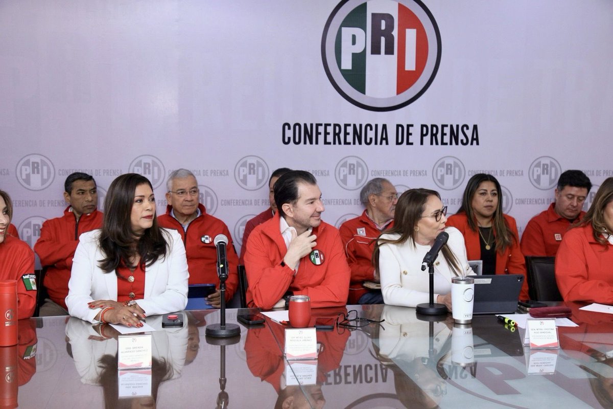 DipPRIedomex's tweet photo. 📍 Conferencia de prensa | @priedomex 

Abordamos temas que no pueden esperar:

🎗️ Cáncer infantil
Señalamos el abandono ante la falta de medicamentos oncológicos. La salud debe garantizarse, no prometerse.

🌫️ Hoy No Circula en Toluca y Tianguistenco
Los datos muestran que no hubo mejora en la calidad del aire:

📊 Enero 2025
PM10: 28 días fuera de norma
PM2.5: 24 días fuera de norma

📊 Enero 2026
PM10: 27 días fuera de norma
PM2.5: 31 días fuera de norma

¡La contaminación no disminuyó!

🚖 Transporte público (taxi)
Se informaron avances en la propuesta sobre licencias para el sector.

Seguimos señalando lo que no funciona y proponiendo soluciones viables.

#ConferenciaDePrensa #EstadoDeMéxico #Salud #MedioAmbiente #Transporte