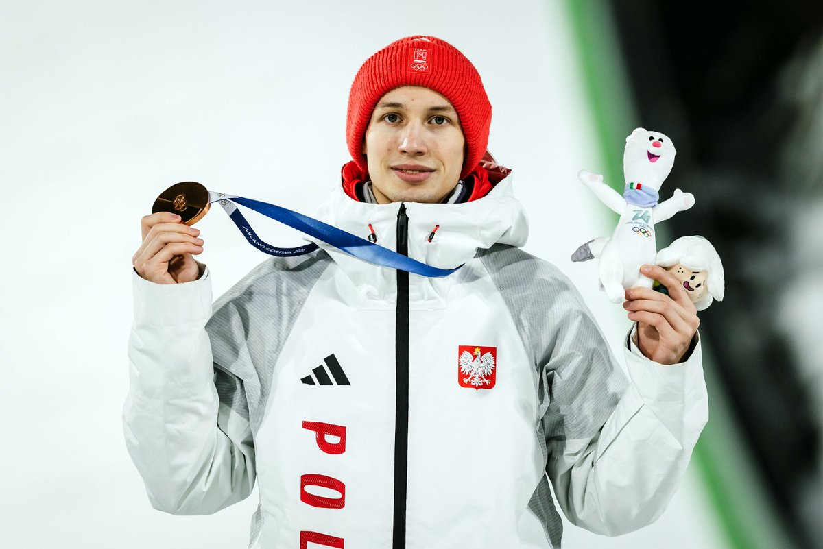Bucholz_Adam's tweet photo. Polscy olimpijczycy z 3 medalami na jednych igrzyskach:

🥇🥈🥈Irena Szewińska, Tokio 1964
🥇🥈🥈Otylia Jędrzejczak, Ateny 2004
🥇🥈🥉Justyna Kowalczyk, Vancouver 2010
🥈🥈🥉Kacper Tomasiak, Mediolan-Cortina 2026

NIEBYWAŁE! 🤯

#MilanoCortina2026 #skijumpingfamily @Skijumpingpl https://t.co/rp4FqcaUQ1