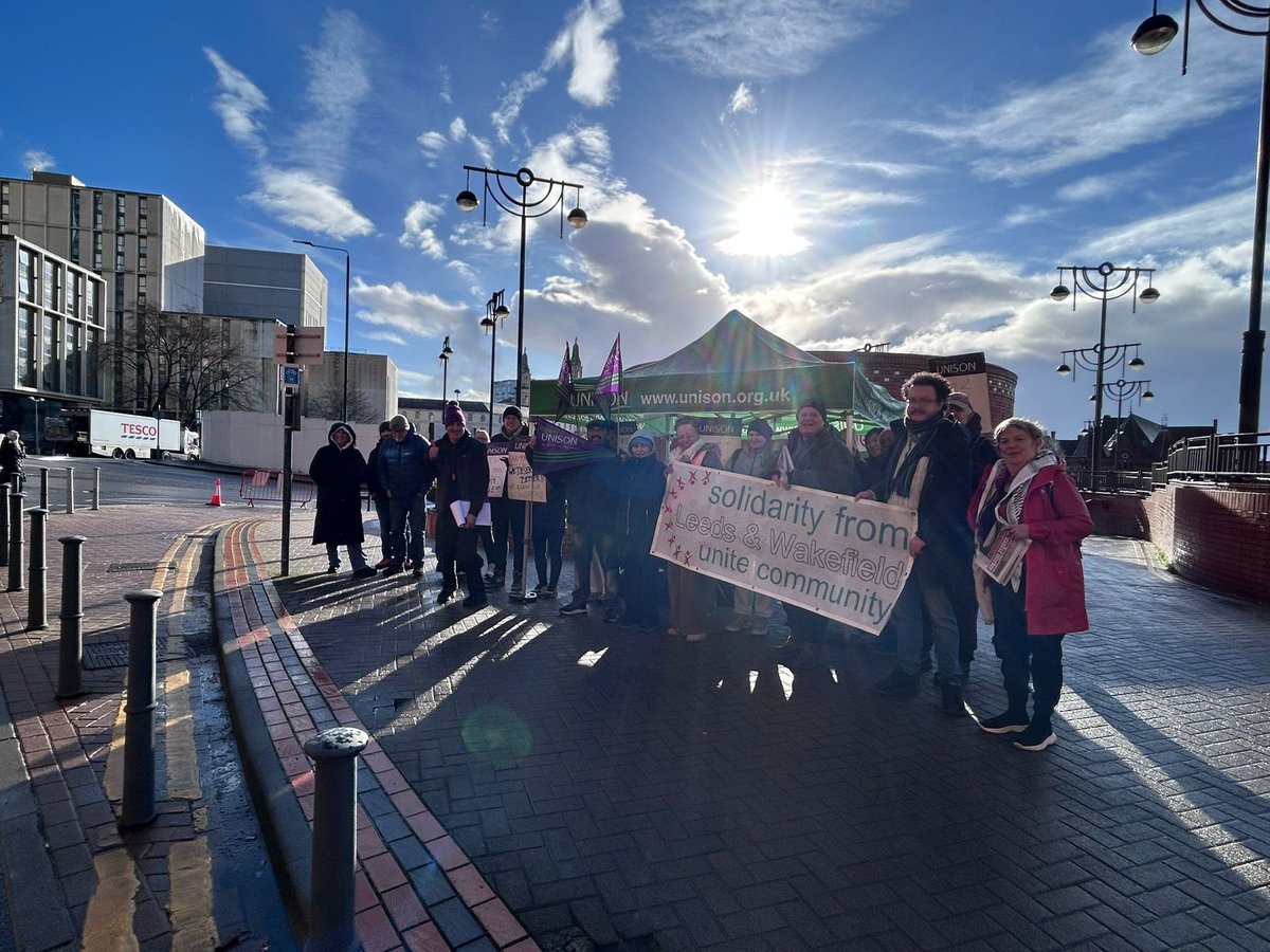 unitecomleeds's tweet photo. Support from honking drivers for these #LeedsTeachingHospitals Theatre Assistants struggling for Fair Pay, and from the Sun which finally showed up towards the end! ☀️
Background here
📖 https://t.co/MUxbsfQsfn
#Regrading #BackPay #StrikeSolidarity #NHS #PutNHSPayRight #NHSPay https://t.co/l3Amol4in1