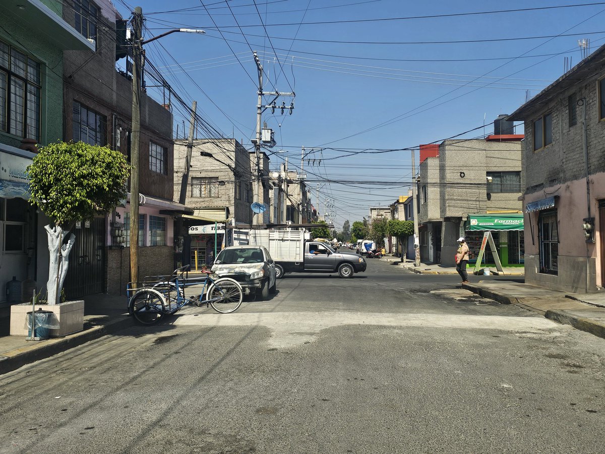 DiaTorres's tweet photo. @GobNeza @TransitoNeza @ODAPAS_NEZA ¡Buenas tardes! Quiero reportar a la colocación de un tope por parte de los ciudadanos en la calle Mexicaltzingo esquina Glorieta de Colón en la Colonia Evolución, sobra mencionar lo mal estructurado que está además de ser un acto ilegal. + https://t.co/f6pn6CKUVg