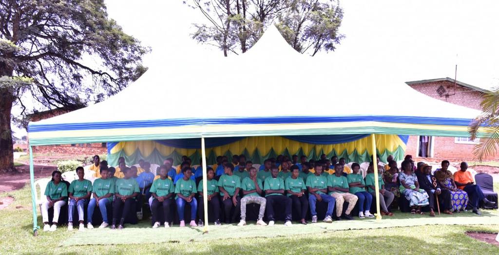 GisagaraNyc's tweet image. None muri @GisagaraDistr #Intore 762 zarangije #Urugerero rw'#Imbanzabigwi13 kurwego rw'Akarere igikorwa cyitabiriwe n'umuyobozi w'Akarere @JRutaburingoga yasabye #Urubyiruko gukoresha ubumenyi bakuye ku urugerero Kdi bakarangwa n'#Indangagaciro. @Unity_MemoryRw @RwandaYouthArts