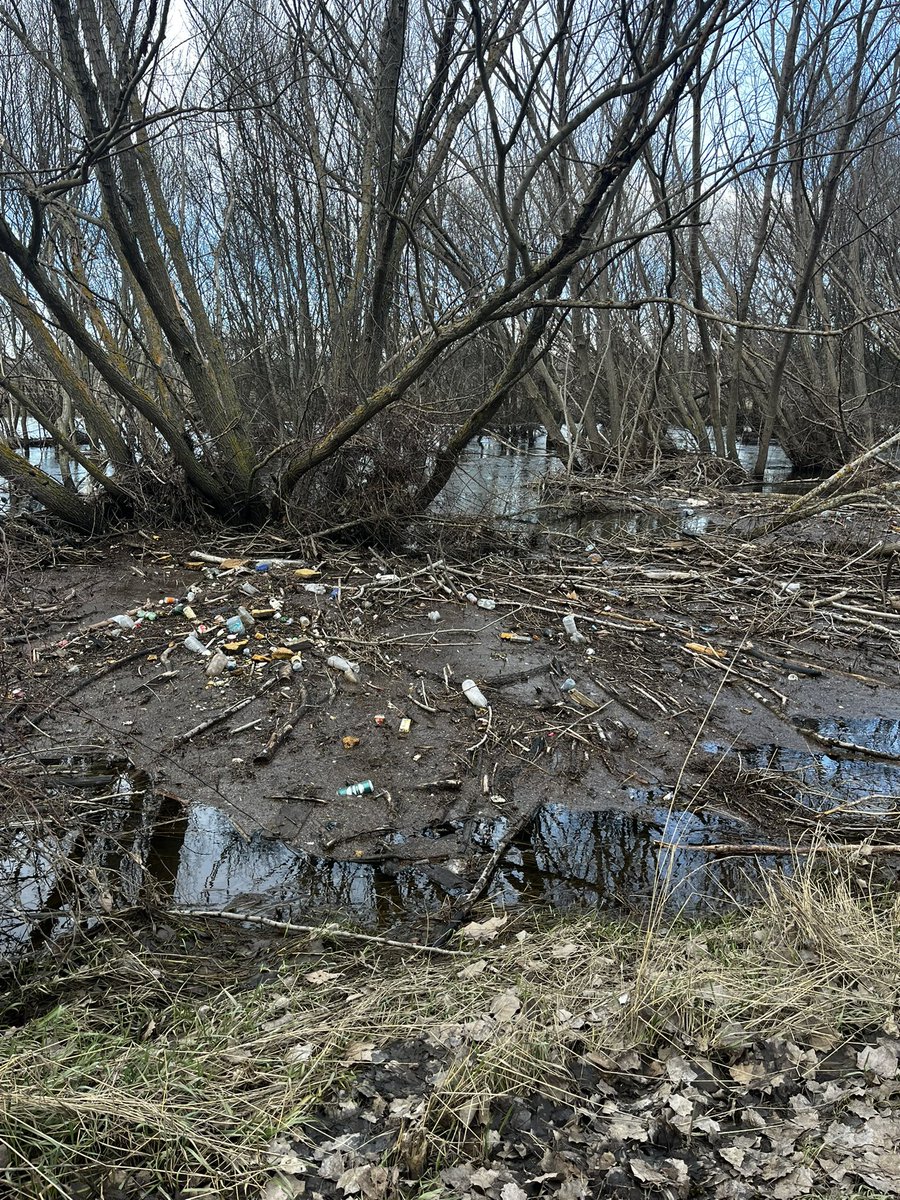Casi un año después de las graves inundaciones de marzo de 2025, el #Adaja sigue con zonas que son un vertedero. XAV, fiel a su estilo, vuelve a lucirse: gestionar, lo justo, asumir errores, ni en sueños. El comodín ahora es la Confederación Hidrográfica del Duero.
#Ávila