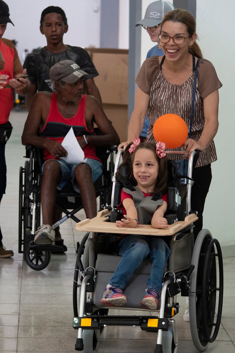 Uno  de los aspectos más llamativos en la entrega de sillas de ruedas que  tiene lugar en la #ProvinciaGranma es la  personalización de estos equipos de acuerdo con las características de  cada persona. 
#SolidaridadConCuba