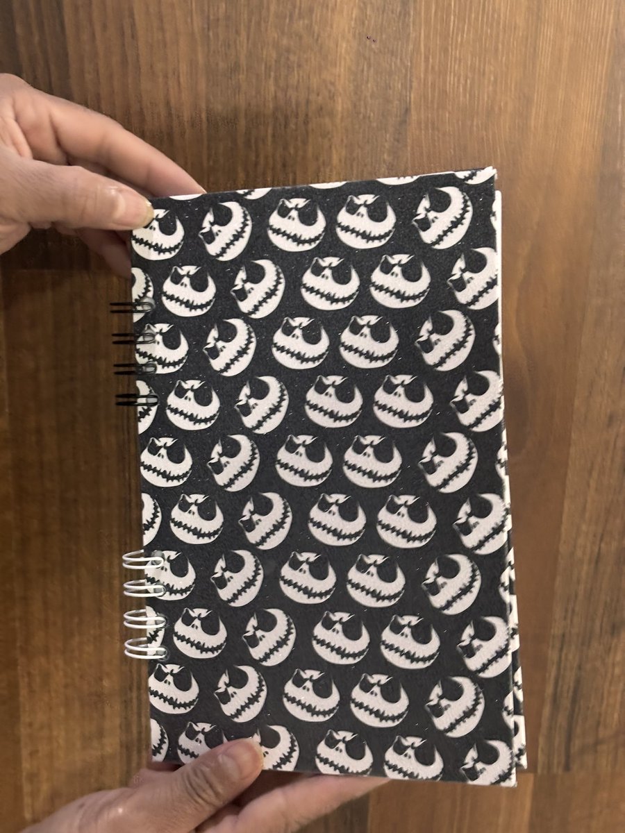 nel_artoficial's tweet photo. Hola chicos estoy vendiéndose libretas q hise le sale 200 pesos o también hacen personalizada
#libretas #perdonalizada #artesanal #echasamano #crafting #notebook https://t.co/e6a2ogyGQx