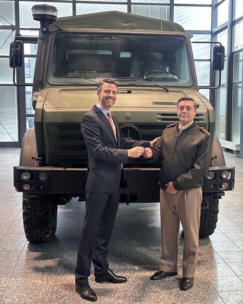 🇦🇷🤝🏻🇩🇪| El ministro de Defensa argentino, Carlos Presti, recibe el primero de los nuevos Mercedes-Benz Unimog U4000 para el Ejército Argentino.