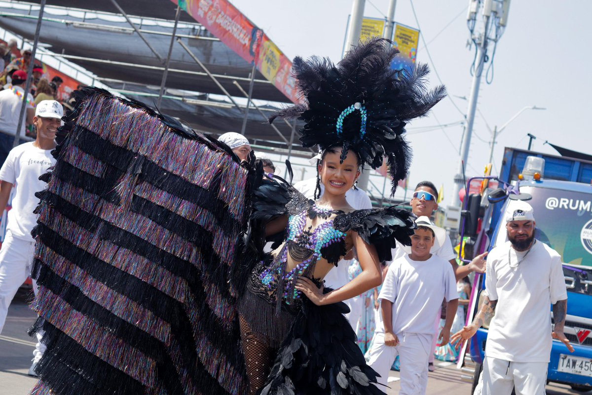 Carnaval_SA's tweet photo. 🦍🪽¡La fauna se roba las miradas en la #GranParadaDeComparsas! Con la fuerza de los gorilas junto a Joshua Ortíz y el brillo de una María Mulata en Sharon Acosta, el Cumbiódromo vibra con la creatividad y alegría del #CarnavalDeLosNiños.🎉✨

#CarnavalDeBarranquilla2026 https://t.co/P0BlcbGco3