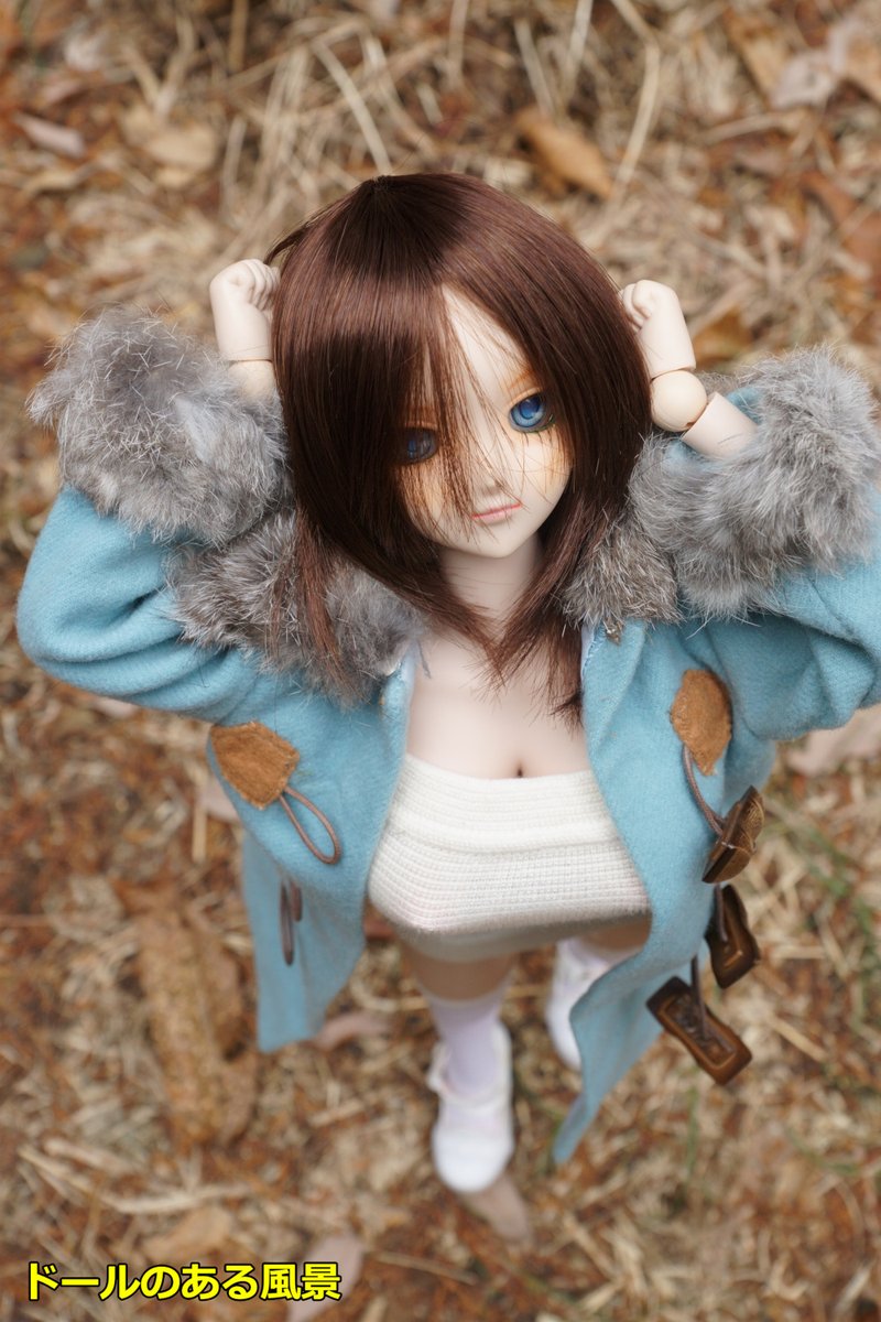 DollnoaruFukei's tweet photo. 上半身パーツが柔らかいシリコン製だと、抵抗が少ないので上を見上げるポーズが作りやすい(見上げる角度が全然違う)。
#60cmDoll https://t.co/i0LLq6yPAu