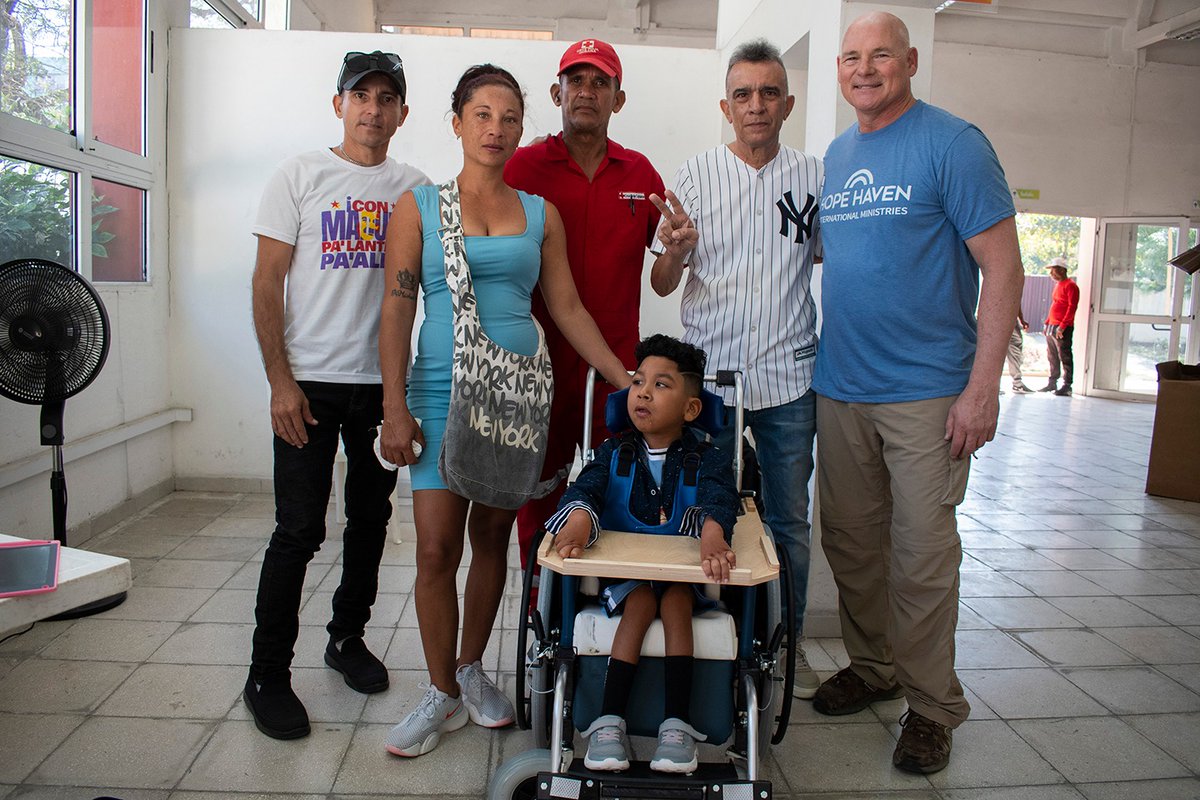 Hoy en el recinto Expo Granma, miembros de Refugio de Esperanza, especialistas de Salud, la Cruz  Roja y otros sectores trabajaron de manera muy exquisita para q cada persona, se fuera a casa con una  silla adecuada a sus necesidades. 
#ProvinciaGranma 
#Solidaridad 
#Cuba
