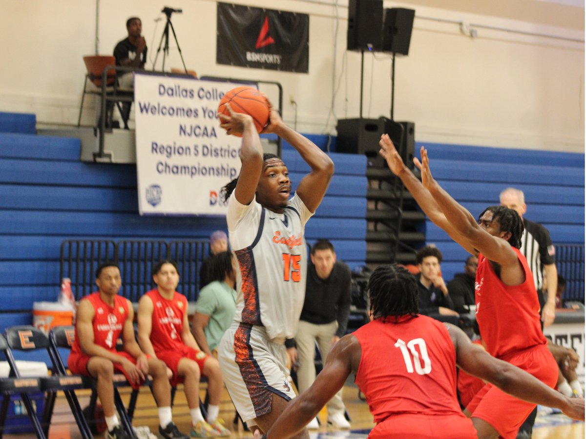 DallasAthConf's tweet photo. No. 7 @Eastfieldsports Beats No. 6 @DCNLBlazers to move into Second Place

🗞️ https://t.co/GyqRv6hV7C

#DACHoops https://t.co/djz9NwW9kb
