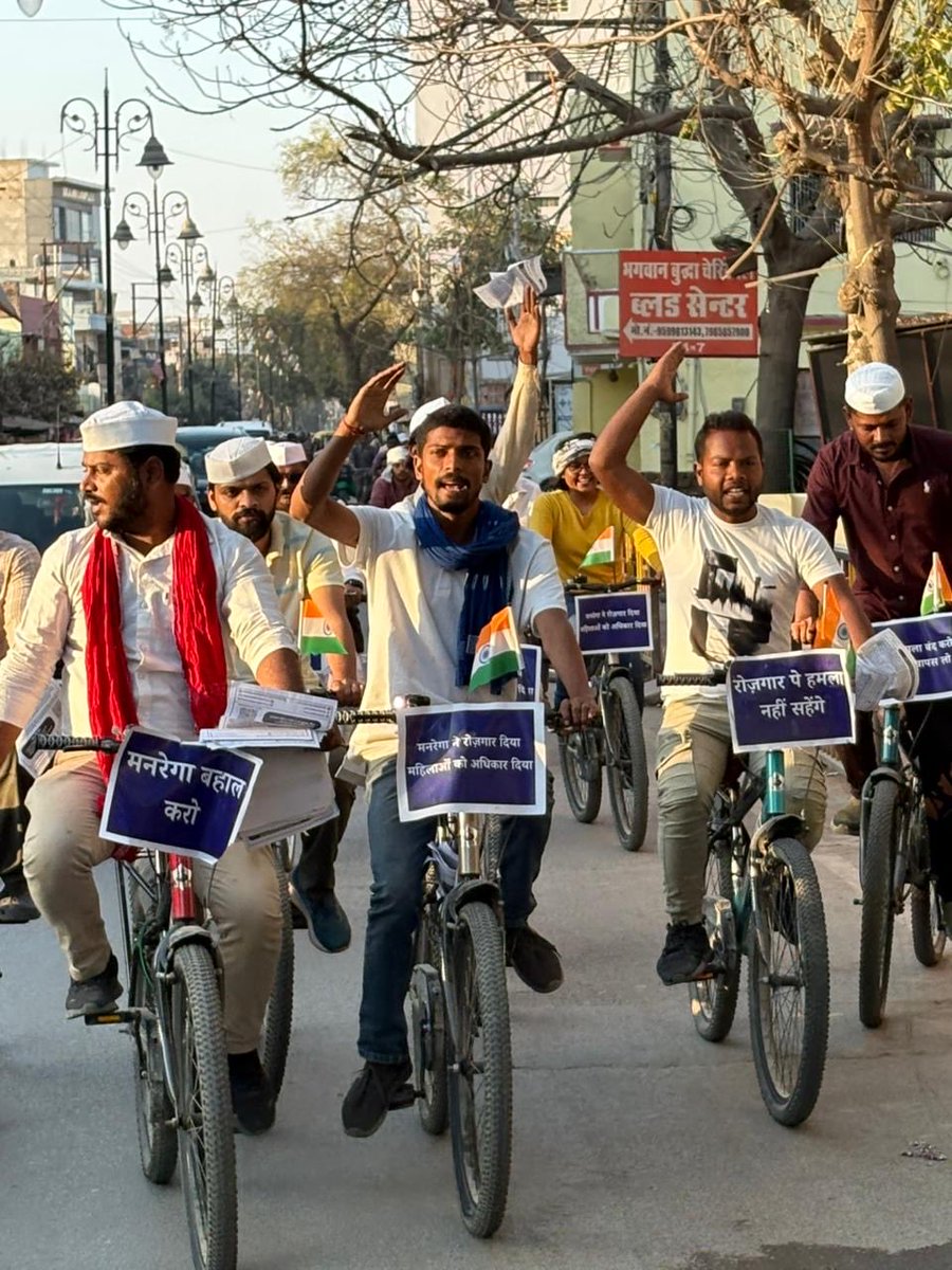 mgnregabachao's tweet photo. मजदूर विरोधी VB-G RAM G के खिलाफ गांधीवादी युवाओं की ‘मनरेगा बचाओ यात्रा’ आज बनारस शहर पहुँची जहाँ BHU के छात्रों ने यात्रा की अगुवाई की।

केंद्र सरकार द्वारा मनरेगा में किए गए मजदूर-विरोधी बदलावों और नए कानून VB-G RAM G के खिलाफ मनरेगा बचाओ यात्रा 16 फ़रवरी को बेलवा से शुरू होकर बड़ागांव, टिकरी खुर्द, भोपतपुर, हरहुआ, चांदमारी, भोजूबीर और कचहरी होते हुए बनारस शहर पहुँची। गाँव-गाँव जाकर यात्रियों ने मजदूरों, महिलाओं और युवाओं से संवाद किया तथा काम के संवैधानिक अधिकार पर हो रहे सुनियोजित हमले के खिलाफ संगठित होने का आह्वान किया।

17 जनवरी को चौरी-चौरा(गोरखपुर) से शुरू हुई यह साइकिल यात्रा देवरिया, बलिया, मऊ और गाजीपुर की धरती पर मजदूरों की आवाज़ बुलंद करती हुई बनारस पहुँची है। 17 फ़रवरी को भारत माता मंदिर से निकलकर कचहरी स्थित अम्बेडकर प्रतिमा पर एकदिवसीय उपवास के साथ यात्रा का समापन होगा।

मनरेगा पर हमला नहीं सहेंगे।
VB-G RAM G वापस लो! ✊

#MGNREGABachao
#MGNREGABachaoYatra