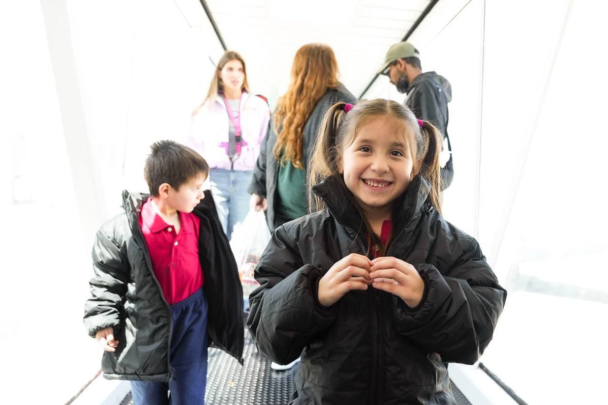 Hoy arribó otro vuelo  de la Misión De Vuelta a la Patria, liderada Por camilla Fabri,  esposa de Alex Saab,  con venezolanos y venezolanas que regresan a su tierra.
110 personas llegaron  desde los EEUU, de los cuales 3 eran niños y niñas felices de llegar a este hermoso país.