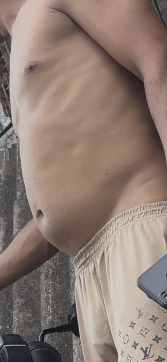 ngg20cm's tweet photo. meu tio safado viu que eu estava lá, chegou do trampo e colocou a berma sem cueca pra mim olhar. #PINTOSAWARDS #spying #bulge #semcueca https://t.co/7YUWlRx3SC