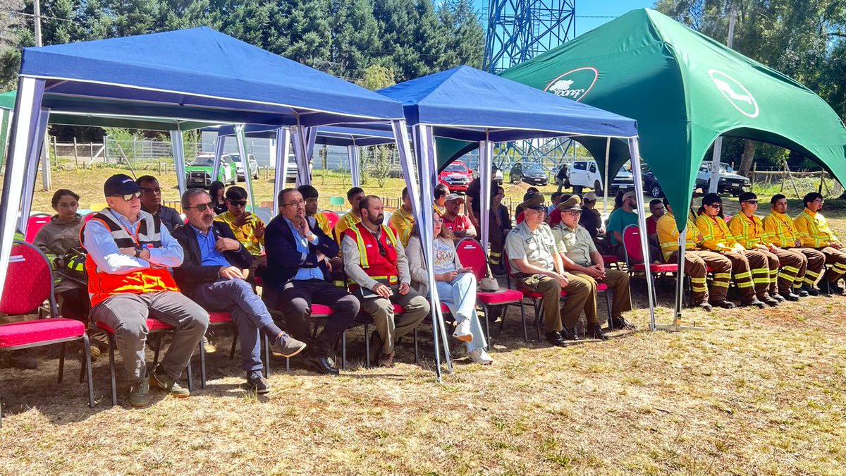 Director #SENAPREDLosRíos, junto a autoridades regionales, participaron en conmemoración del día del Brigadista Forestal.