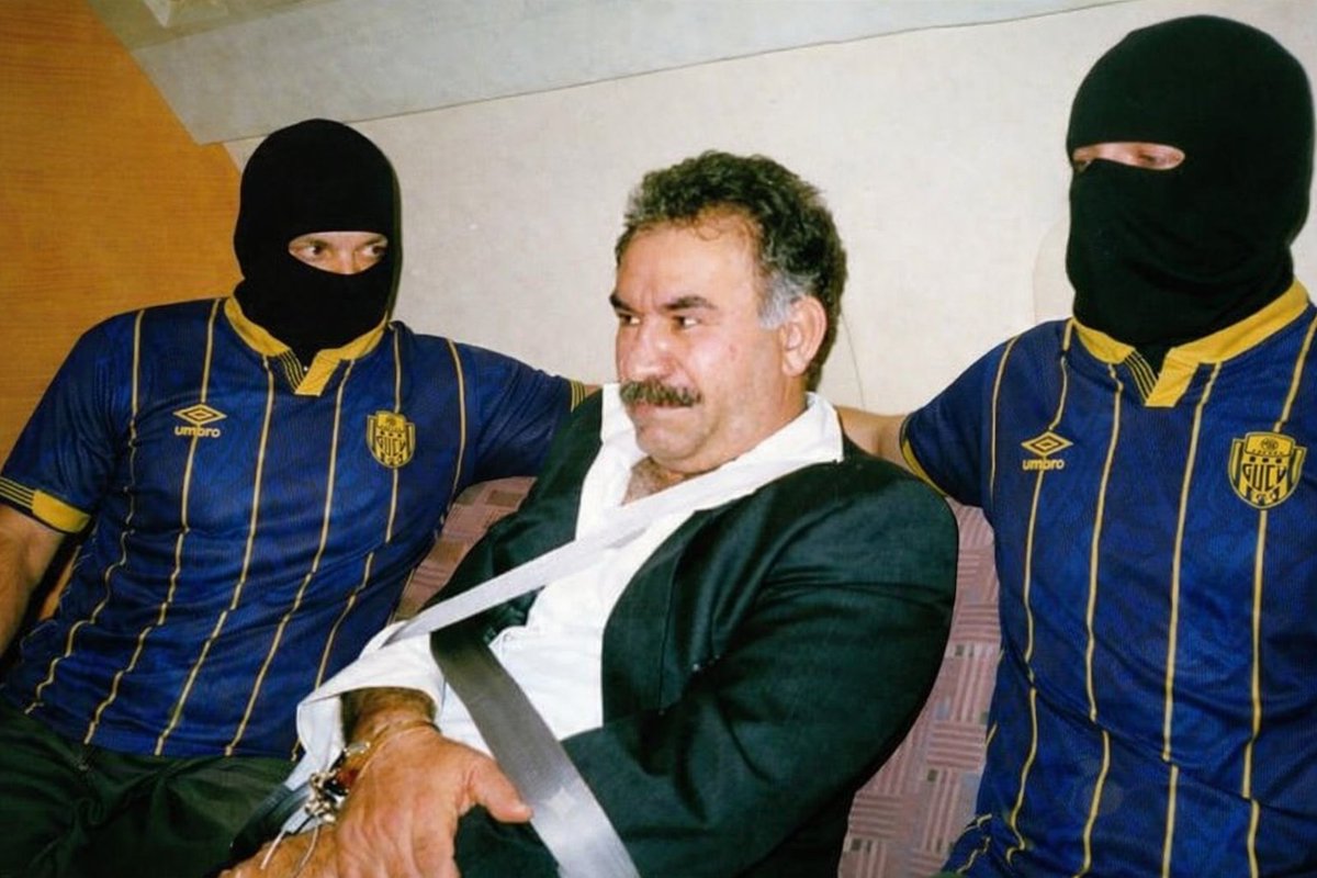 Terör örgütü PKK'nın elebaşı, bebek katili, orospu çocuklarının sevgilisi Abdullah Öcalan 27 yıl önce bugün Kenya'da Türk istihbaratçıları tarafından yakalandı...