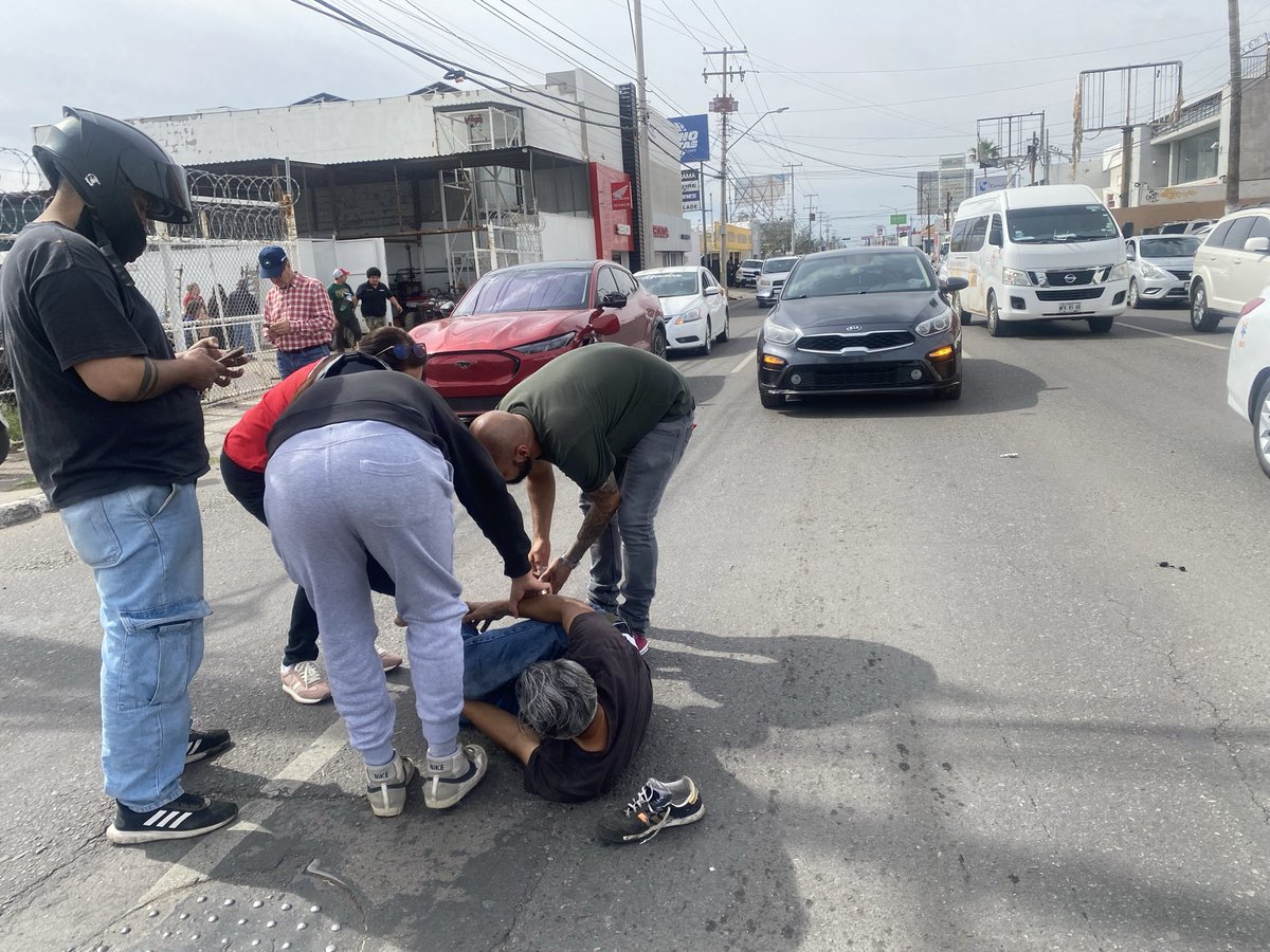 Motociclista atropellado en Veracruz y Naranjo. Afortunadamente no hay lesiones graves, solo unos raspones, la moto algo maltratada y un buen tráfico en la zona! 🏍️