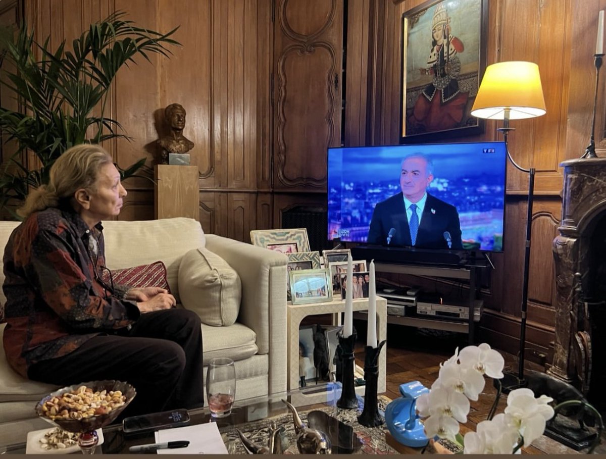 mihanimarzban03's tweet photo. علیاحضرت #شهبانو در حال تماشای مصاحبه #شاهزاده با کانال tf1 فرانسه در شب جاری !
#جاويدشاه‌ https://t.co/Nhm2lyZEaR