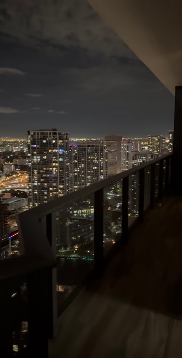 Alexxx1798's tweet photo. Balcony view🍻 https://t.co/EJsSYxoaZk