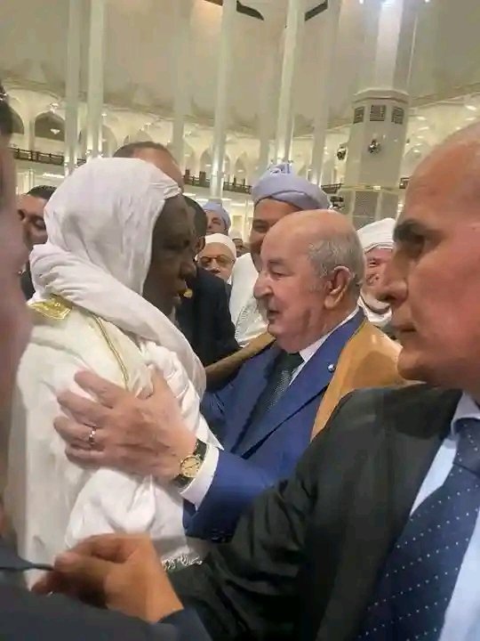 Mohbams9's tweet photo. Cette image de l'imam #Dicko avec le Président #Tebboune a fait couler beaucoup d'encre. Pour les panafric0ns, elle était suffisante pour déduire que Dicko est un terr0riste, un apatride. Qu'en est-il du cas #Tiani? https://t.co/o5k9sHeOLE