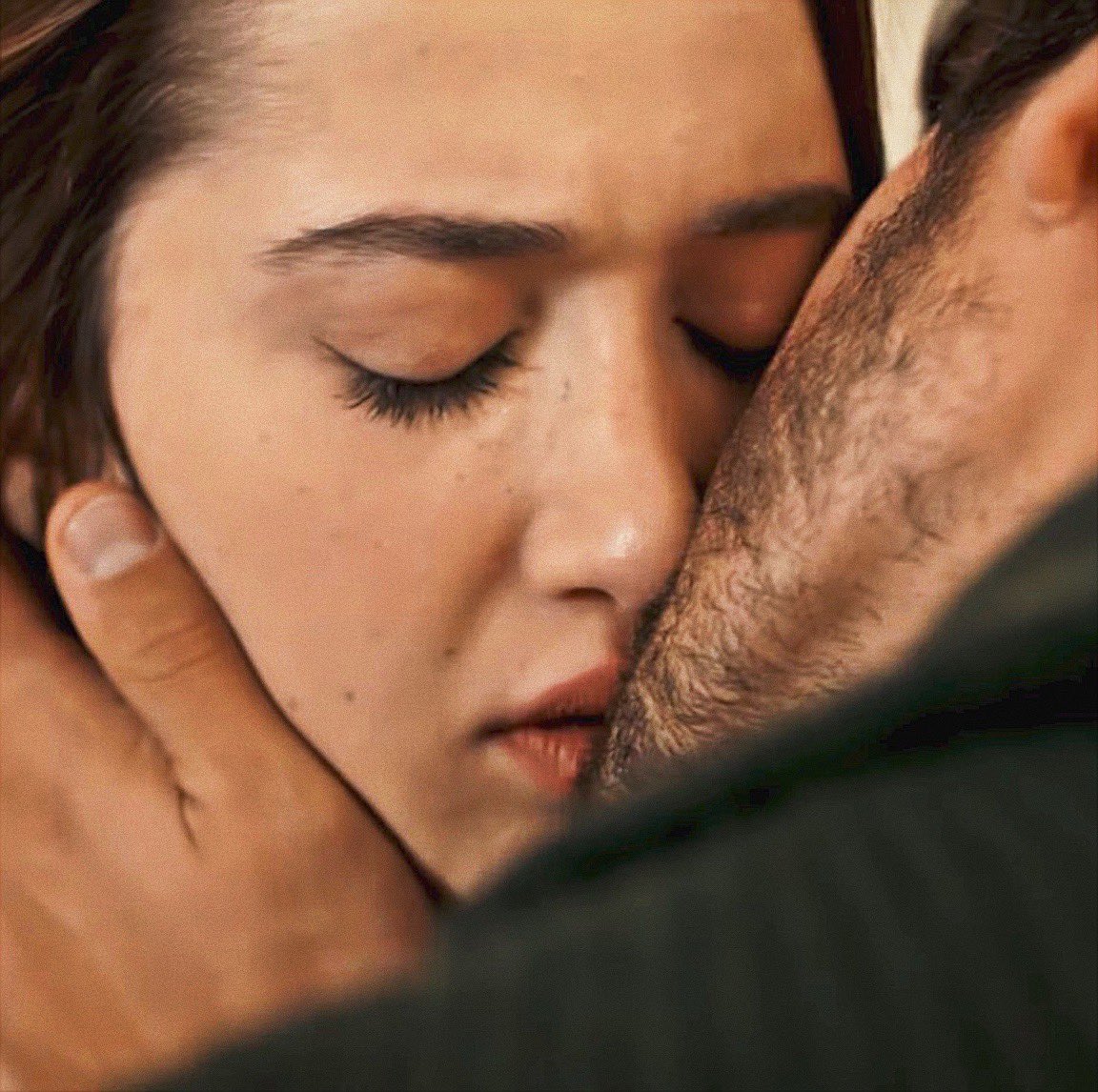 𝐹𝒾𝓇𝓈𝓉 𝓀𝒾𝓈𝓈..🤍

• #arafta | #merteş •