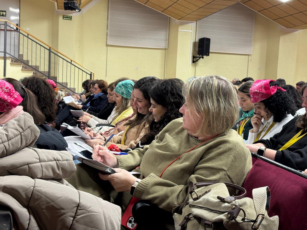 colegio_claret's tweet photo. 💛🧡 Cuidarnos para cuidar mejor
🔥 Nuestro profesorado participa en una sesión de autocuidado con EMOOTI en #laChispa.
🌱 Estrés, emociones y pautas para el bienestar diario.
Porque cuidarnos también es educar.
#AutocuidadoDocente #BienestarEmocional #ProfesQueCuidan https://t.co/d5U9g3sotc