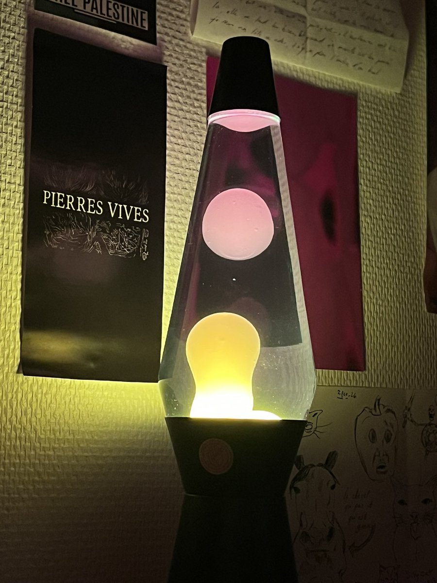 Clop0rte's tweet photo. j’ai acheté une lampe à lave, dorénavant j’arrête de vivre pour passer mon temps à  phaser devant https://t.co/Cv0Qn0qgFS