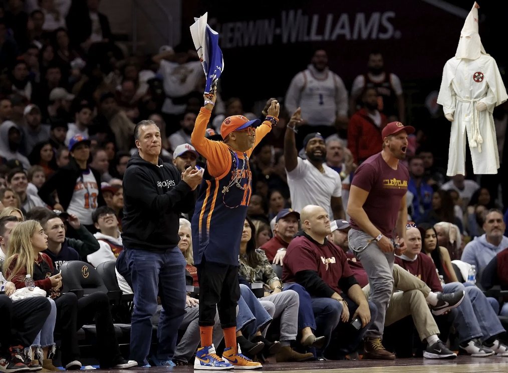 EMET1268015's tweet image. Spike Lee, in his narrow &amp;amp; clueless mind, doesn't realize that if a klansman entered Madison Square Garden at  @nyknicks game, he would be pummeled by the Jewish fans well before he got close to Spike.   SHAME ON SPIKE for being a #JewHater, especially at All-Star game! #SpikeLee