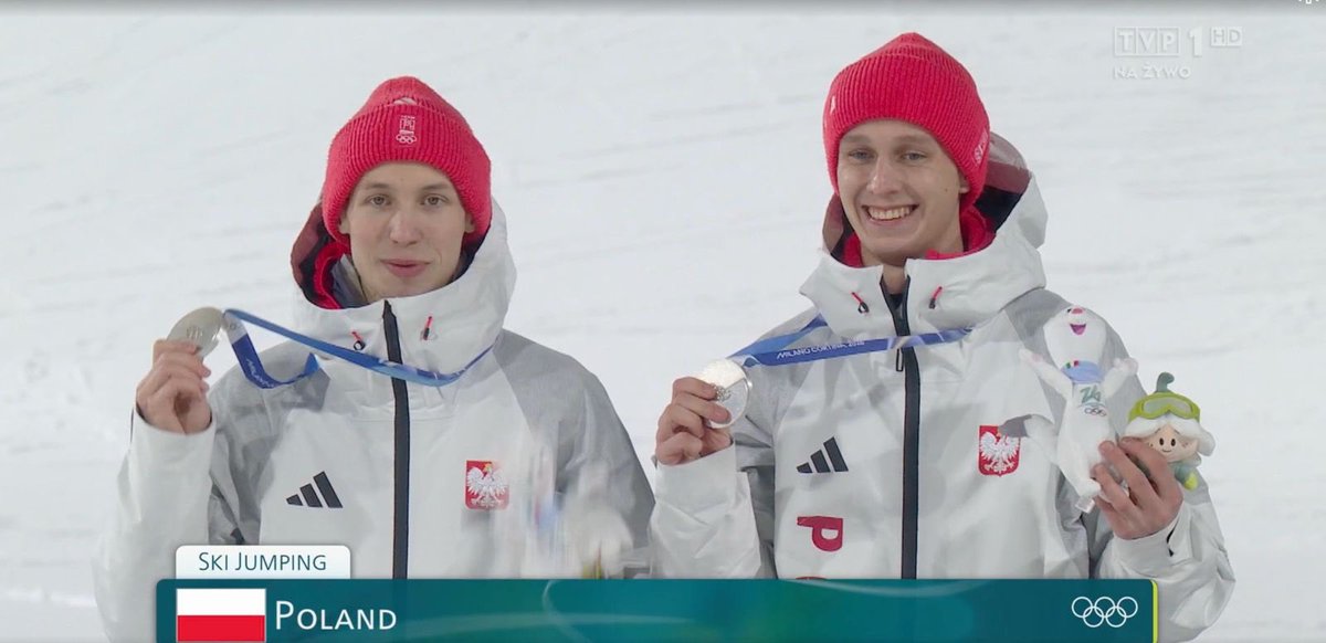 To chyba kwestię Sportowca Roku 2026 mamy rozstrzygniętą 

PAN Kacper Tomasiak 19 lat i 27 dni 
🥈🥈🥉 w olimpijskim debiucie 

Paweł Wąsek dołącza do licznego już grona polskich skoczków z medalem olimpijskim 🥹

WICEMISTRZOWIE OLIMPIJSCY 
#milanocortina2026 
#skijumpingfamily