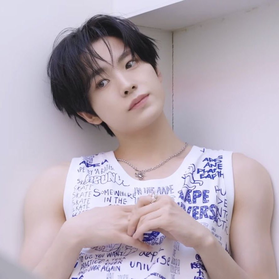 butterflyutsie's tweet image. why did the choppy bangs literally shrink him just look at this little guy