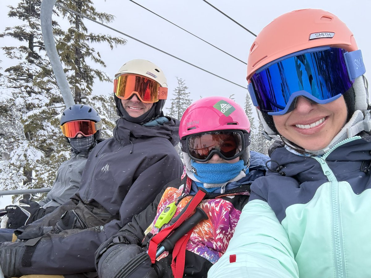 AnaCabrera's tweet photo. #skiday https://t.co/B4XReob263