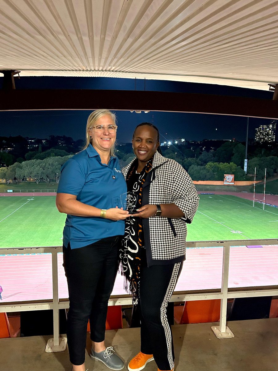 𝐀 𝐖𝐚𝐫𝐦-𝐖𝐞𝐥𝐜𝐨𝐦𝐞 𝐭𝐨 𝐅𝐍𝐁 𝐄𝐦𝐞𝐫𝐢𝐬 𝐚𝐭 𝐔𝐉

Ms. Nomsa Mahlangu (right), Senior Director: UJ Sport hands over a token of appreciation to FNB Emeris as a Warm-Welcome Gesture at UJ after they played their first @varsitycupsa match against the #OrangeArmy tonight.