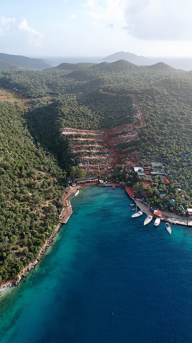 Ranta kurban edecekleri alanın görüntüsü. Bu nasıl bir düzen ki her köşemiz kar gayesiyle geri dönülemeyecek şekilde yağmalanıyor. Bu nasıl yapılabilir?  Güzelim Likya senin de hafızanı silmek istiyorlar. Kaş–Kekova Özel Çevre Koruma Bölgesi içinde yer alan Limanağzı. <a href="/kascevre/">Kaş Çevre ve Kültür Derneği</a>