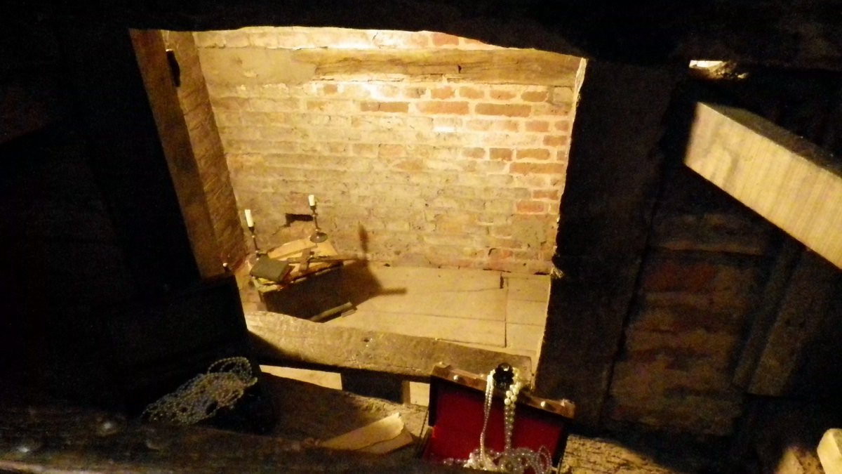BergonziBen's tweet photo. Just back from the House of Secrets - Harvington Hall, Worcestershire. Full of carefully devised hides where priests could hide from persecution in the 16th and 17th centuries, it remains a place of pilgrimage and source of awe.
#AuthorLife
#researchtrip https://t.co/CS3ZgQcJyr