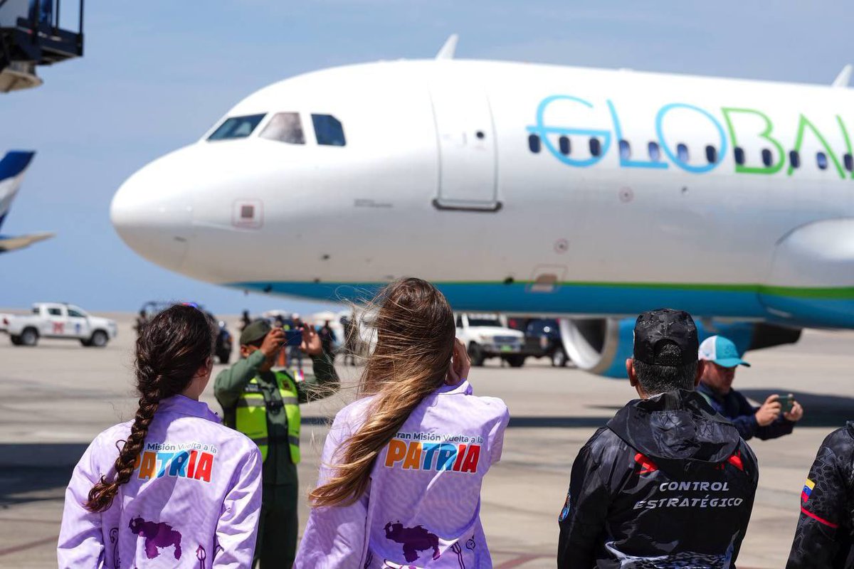 📸#EnFotos

🇻🇪✈️ Este lunes llegó al Aeropuerto Internacional de Maiquetía Simón Bolívar el vuelo número 112 de la Gran Misión Vuelta a la Patria, proveniente de EEUU, con 110 venezolanos y venezolanas, entre ellos 3 niños y niñas.