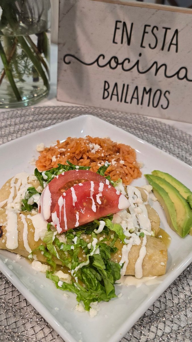 jcae2008's tweet image. Lunch vibes...
Chicken Enchiladas 
Lunch is ready, are you?
#CookingVibes #JdsKitchen #ChalkboardtoCuttingBoard