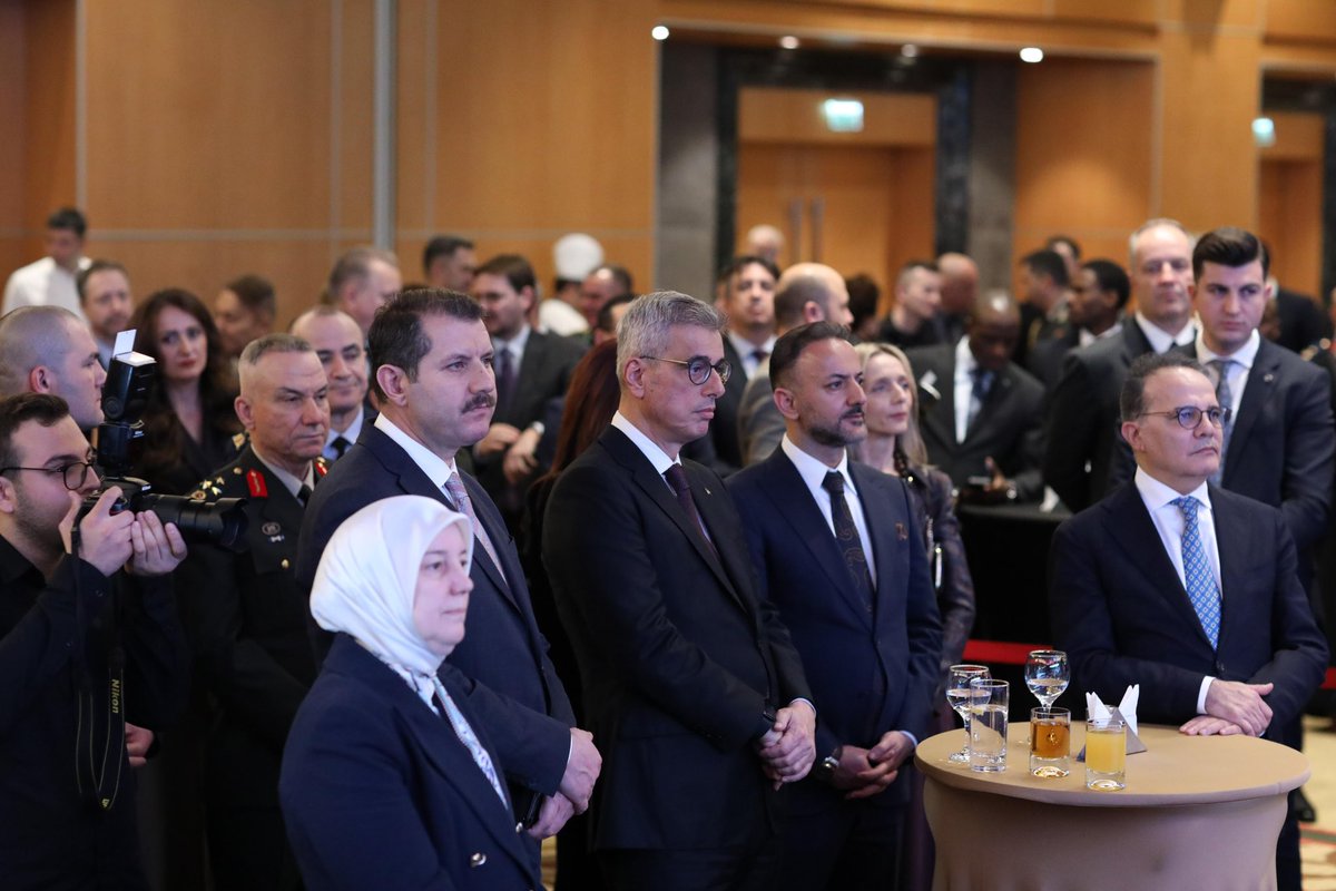 valisalihayhan's tweet image. Dost ve kardeş ülke #Kosova’nın bağımsızlığının 18. yıl dönümü vesilesiyle düzenlenen programa katıldık.

Özgürlük ve egemenlik mücadelesinin simgesi olan bu anlamlı günde Kosovalı kardeşlerimizi en kalbî duygularımla selamlıyor, iki ülke arasındaki güçlü bağların ve sarsılmaz