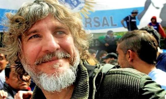 Este es Boudou, está libre gracias a que le acortaron la pena e inhabilitado para ejercer cargos públicos. Todavía no devolvió los 236 millones que Anses le reclama por su jubilación de privilegio. La que perdió por ser un delincuente. Rata.