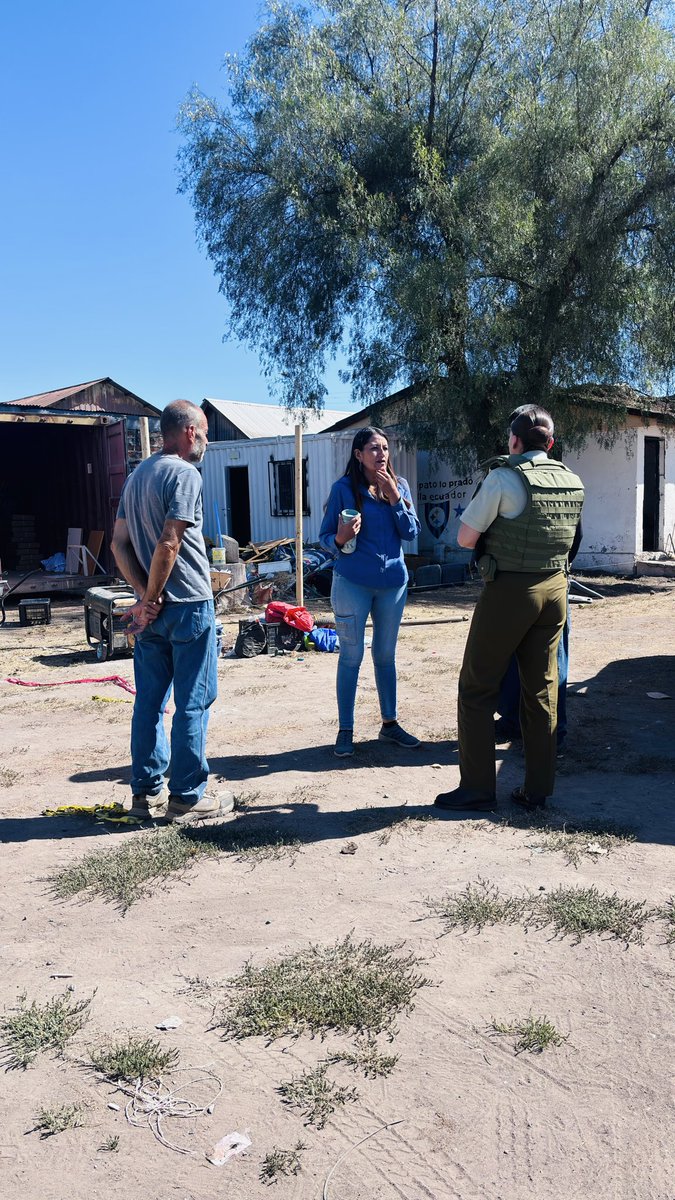 #LoPrado; <a href="/CarabMicc/">Carab. Plan Cuadrante e Integración Comunitaria</a> de la 44va. Comisaría Lo Prado, realizó visita al proyecto de remodelación de la cancha de la Villa Ecuador, entrevistandose con la administradora del proyecto.
#CarabinerosDeTodos.
