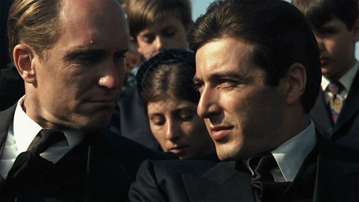 Tom Hagen'in hikayesi kitapta filmden daha ayrıntılı anlatılıyor. Don Corleone onu sokakta kimsesizken yanına alıyor. Hagen büyüdüğünde bile Baba'yı rüyalarında görüyor. Rüyalarında sokakta perişan halde gezerken Baba gelip onu kurtarıyor. Aileye inanılmaz bir bağlılığı var. Ve