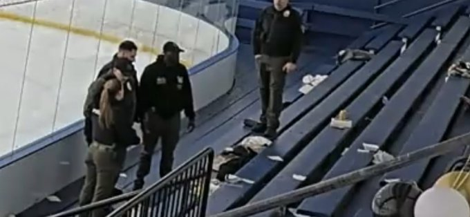 ferozwala's tweet photo. A young girl died & four others rushed to hospital after a gunman opened fire at a high school hockey game in #Pawtucket, Rhode Island; the shooter killed himself.
🚨Shooting reported at ice skating rink in #Rhode_Island | #LIVE #USA
https://t.co/2i1avz8hZu
https://t.co/RSTQAGIdzZ