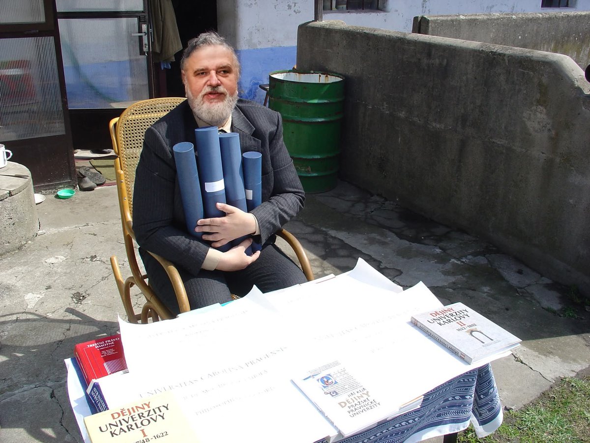 Když byl internet ještě mladý a silný, tak toho hodně unesl. Jednou z těch věcí byl JUDr. PhDr. Mgr. et Mgr. Henryk Lahola ve své vrcholné formě. Chrlil články jeden za druhým a tisíc znaků pro něj bylo jako plivnutí do moře, normostrana jednou větou a cokoliv pod deset