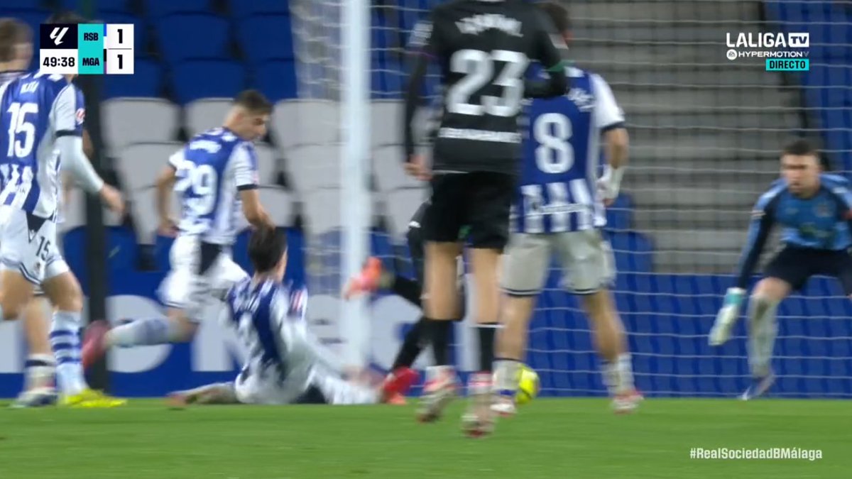 🖥️💥 El VAR dejó pasar un penalti en el Real Sociedad B - Málaga.

👉🏻 Beitia traba y, tras ello, pone la plancha en la cara externa del pie de Joaquín dentro del área.

❌ 𝗘𝗦 𝗣𝗘𝗡𝗔𝗟𝗧𝗜.

▪️ Si bien el central toca ligeramente el balón, Joaquín podía seguir disputándolo.