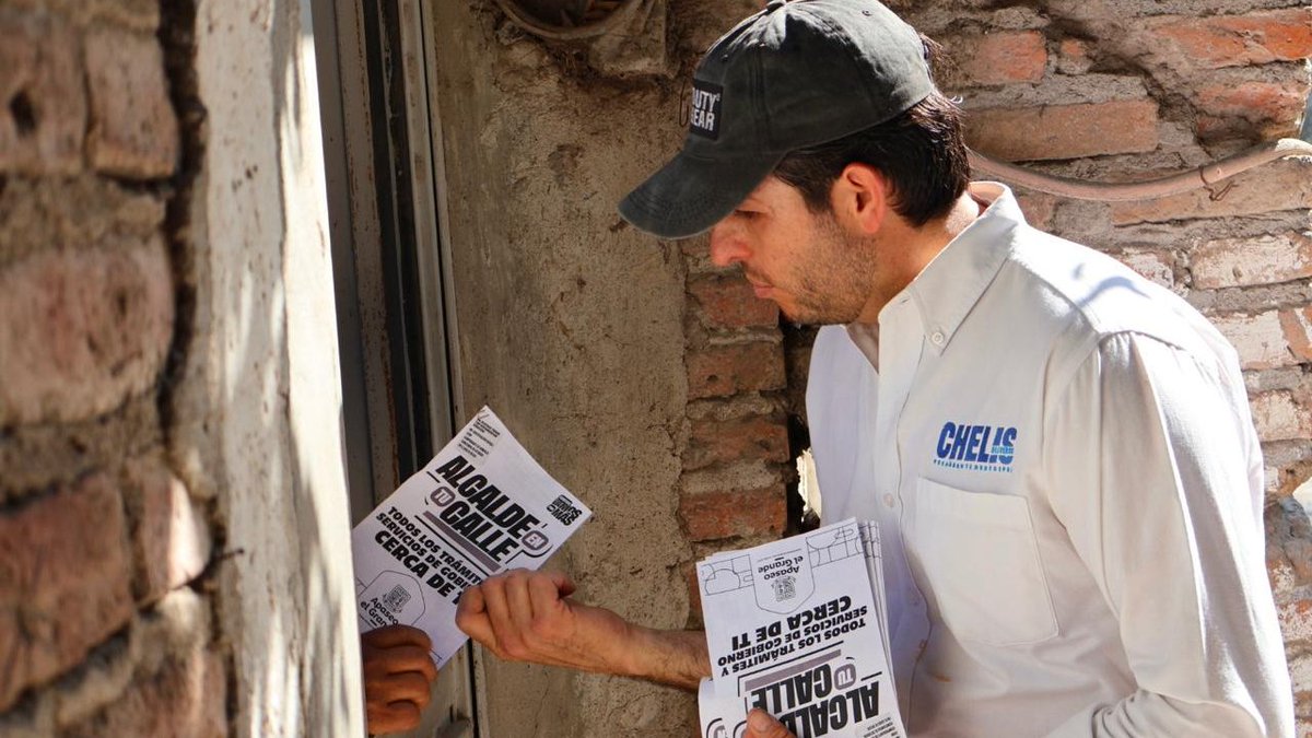 El alcalde de <a href="/ApaseoGob/">Apaseo el Grande</a>, <a href="/ChelisOliveros/">Chelis Oliveros</a> puso en marcha el programa #AlcaldeEnTuCalle en la comunidad de Obrajuelo, iniciando actividades con honores a la bandera en la Escuela Primaria Vicente Guerrero, recolección de basura y limpieza de espacios.
bit.ly/4aTfd0p