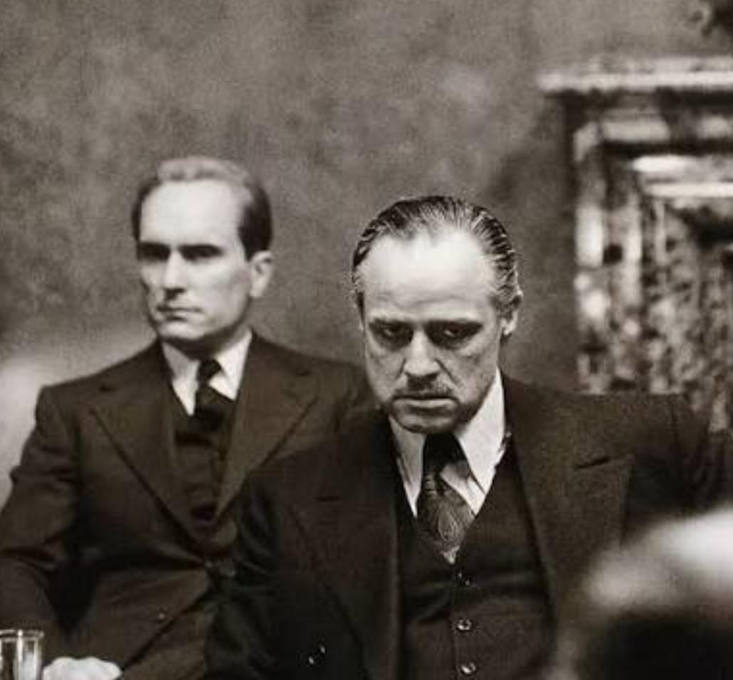 Es inmensa la lista de personajes inolvidables, pero para mí Robert Duvall siempre será Tom Hagen, el Consigliere a la sombra, en un discreto segundo plano, entendiendo el poder mucho mejor que los que lo obstentan.