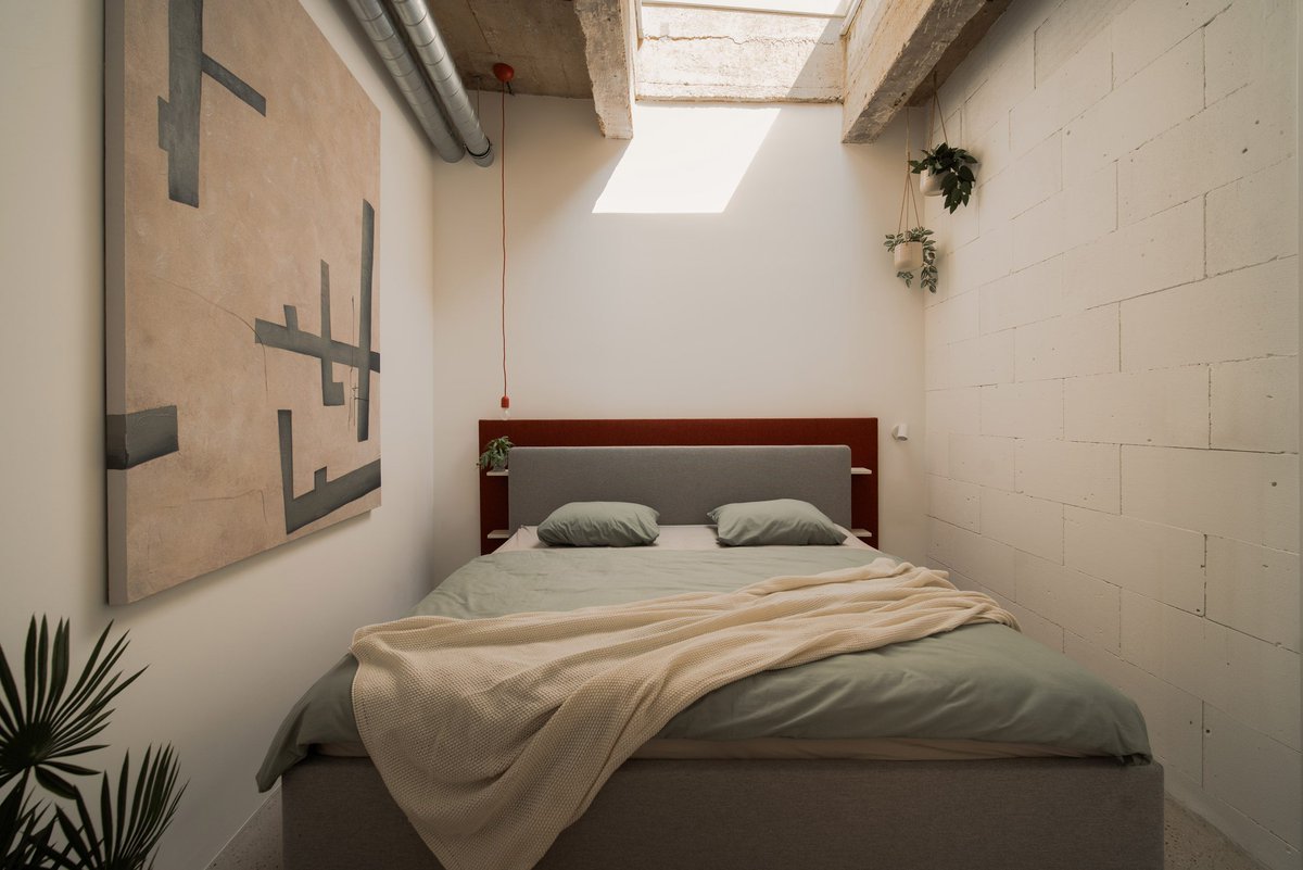 dezeen's tweet image. BekArch converts disused bakery workshop into skylight-topped apartment:
dezeen.com/2026/02/16/bek…