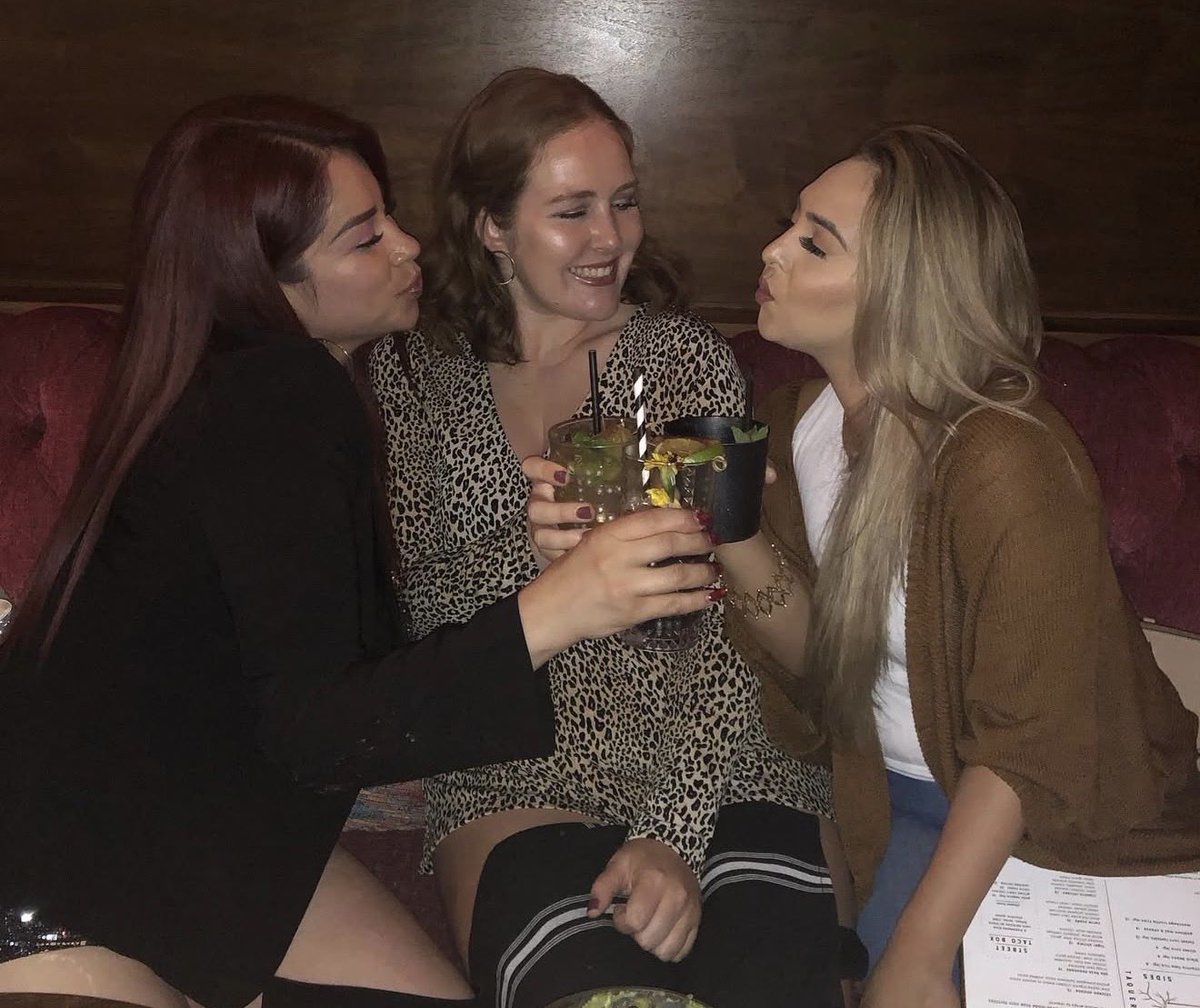 Hazret bak ekibe🤗Dibin düşer lan senin finans ekibimiz dygu karşılarında😍sen gudubet karıylamısın sanat danışmanı lan günahımı danışmam çirkef metresine🤣🤣🤣