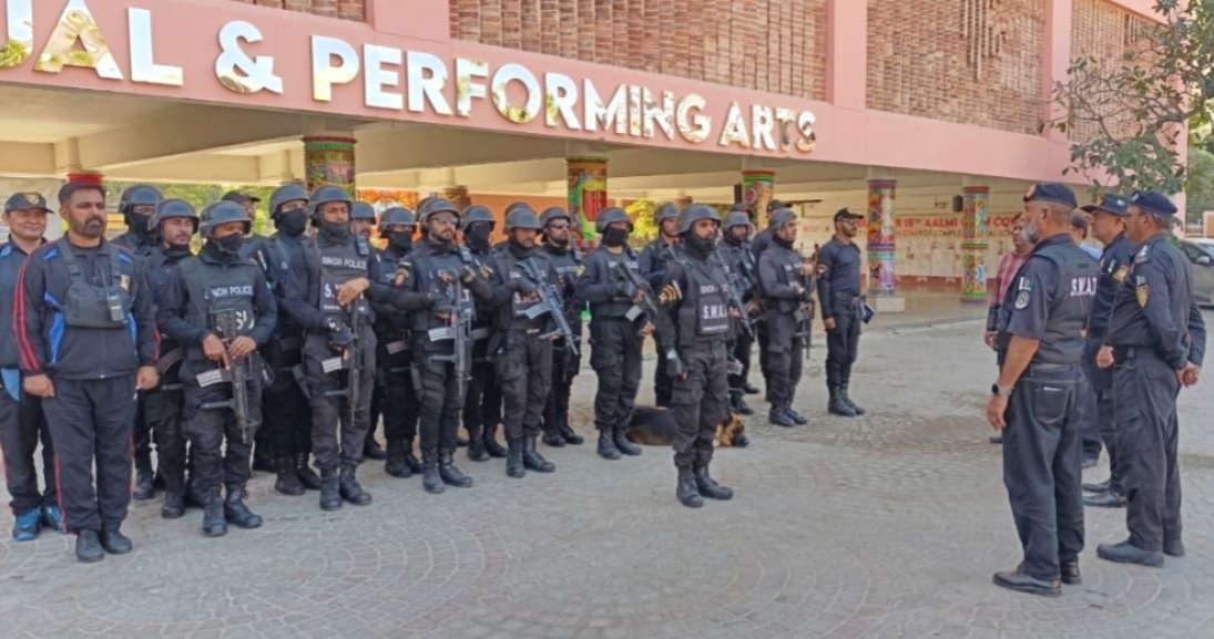 ایس ایس یو کمانڈوز کا کراچی آرٹس کونسل میں انسداد دہشت گردی کی فرضی مشق کا انعقاد

مشق کا مقصد آرٹسٹ اور موجود عملے کو کسی بھی ہنگامی یا دہشت گردی کی صورتحال میں مؤثر انداز میں ردِعمل دینے کی تربیت فراہم کرنا تھا

#SSU | #SWAT | #artscouncil | #karachi | #sindhpolice